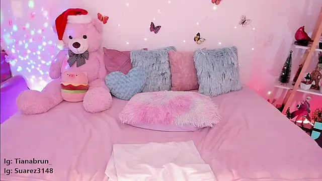 Snapshot of Zara_uwu_ chatting on December 22, 2024, 2:06 pm Zara uwu online show from December 22, 2024, 2:06 pm