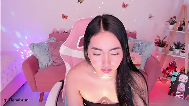 Snapshot of Zara_uwu_ chatting on October 21, 2025, 11:44 am Zara uwu online show from October 21, 2025, 11:44 am