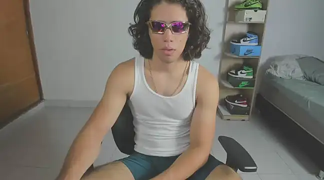 imtonny19 online show from February 18, 2025, 1:43 am