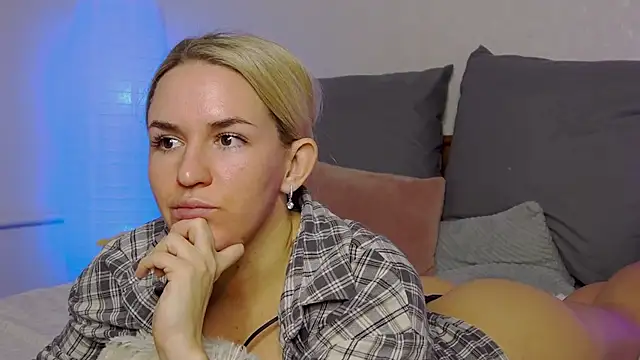 SofiJames online show from December 29, 2024, 8:55 am