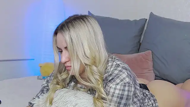 SofiJames online show from March 11, 2025, 6:32 am