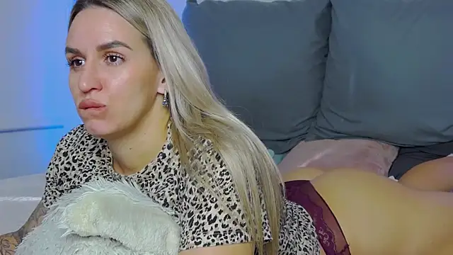 SofiJames online show from October 31, 2025, 6:58 am