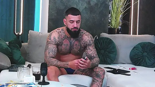 masterkingofmusclee online show from January 16, 2025, 1:47 pm