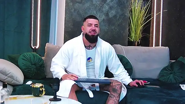 masterkingofmusclee online show from February 3, 2025, 7:18 am