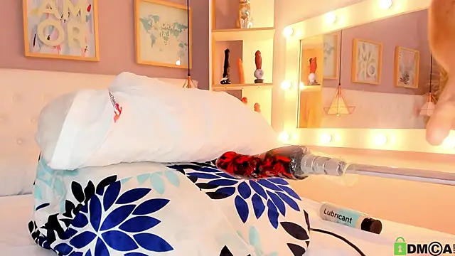 julyanna  online show from October 16, 2025, 8:32 pm