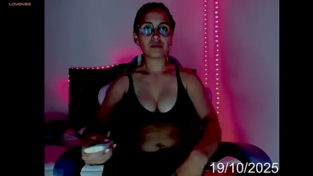 lady hana28 online show from November 19, 2025, 12:16 pm