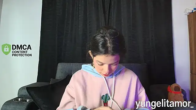 yungelitamor  online show from September 29, 2025, 5:01 am