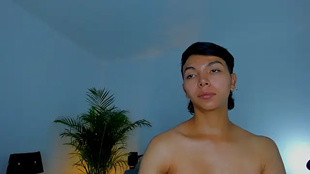 xhenisa  online show from September 29, 2025, 8:02 pm