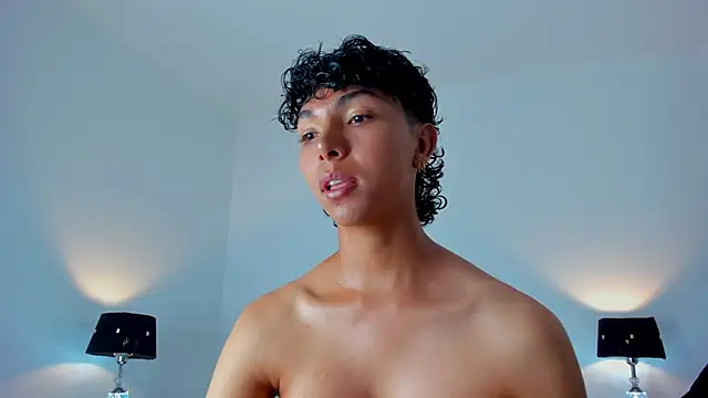 xhenisa  online show from November 10, 2025, 7:02 pm