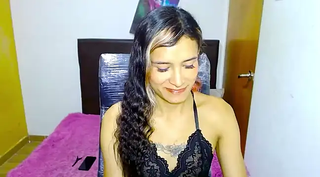 Snapshot of Queen_camila chatting on March 12, 2025, 6:44 pm Queen camila online show from March 12, 2025, 6:44 pm