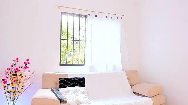 Alaia Ferrer  online show from October 12, 2025, 8:19 pm