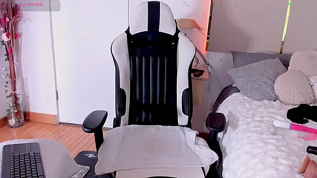 Jadeh Williams02 online show from November 9, 2025, 7:34 pm