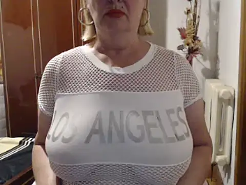 Snapshot of Secretfox chatting on October 1, 2025, 3:23 am Secretfox online show from October 1, 2025, 3:23 am