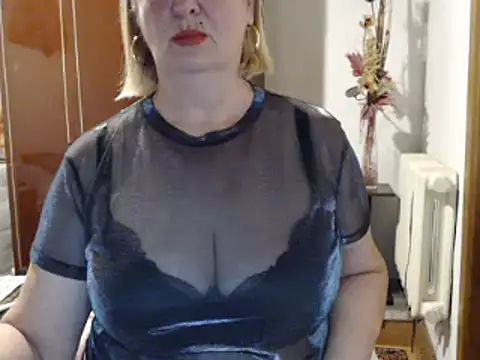 Snapshot of Secretfox chatting on October 3, 2025, 3:20 pm Secretfox online show from October 3, 2025, 3:20 pm