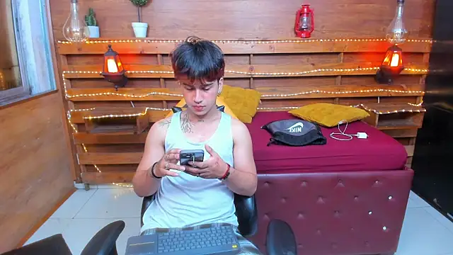 Snapshot of alex_477 chatting on September 19, 2025, 11:44 am alex 477 online show from September 19, 2025, 11:44 am