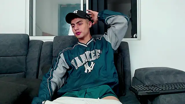 Stiven CL online show from October 20, 2025, 4:24 am