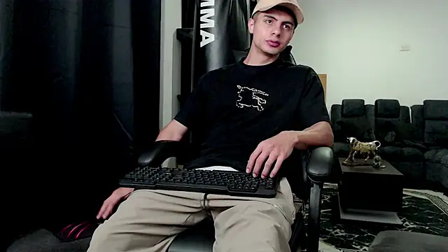 Stiven CL online show from November 24, 2025, 7:08 am