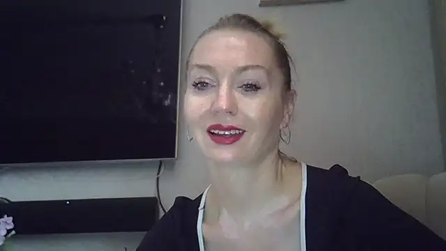 Snapshot of ZarinaSwift chatting on October 4, 2025, 7:17 am ZarinaSwift online show from October 4, 2025, 7:17 am