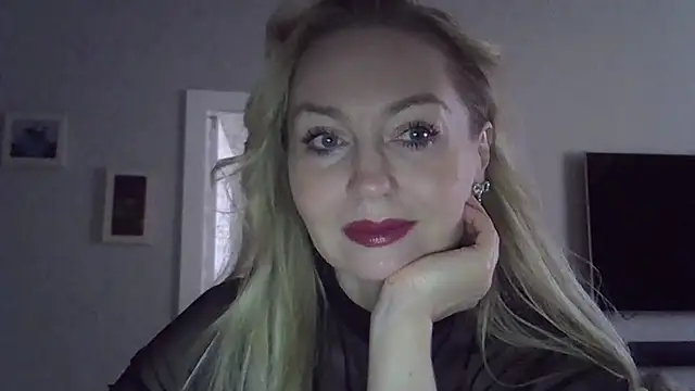 Snapshot of ZarinaSwift chatting on October 8, 2025, 4:32 am ZarinaSwift online show from October 8, 2025, 4:32 am