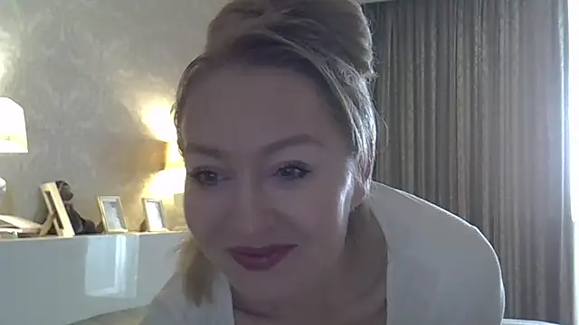 Snapshot of ZarinaSwift chatting on October 14, 2025, 4:13 am ZarinaSwift online show from October 14, 2025, 4:13 am