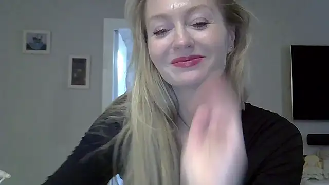 Snapshot of ZarinaSwift chatting on October 18, 2025, 11:11 am ZarinaSwift online show from October 18, 2025, 11:11 am