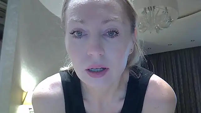 Snapshot of ZarinaSwift chatting on October 21, 2025, 4:02 am ZarinaSwift online show from October 21, 2025, 4:02 am