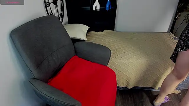 ZoeEast online show from November 26, 2025, 1:23 pm