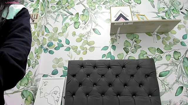 atilanadiaz7 online show from March 10, 2025, 4:14 pm