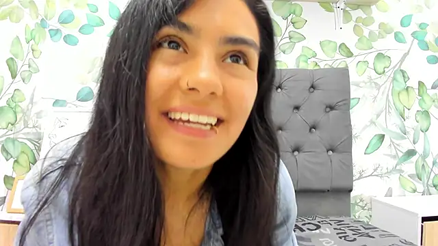 atilanadiaz7 online show from March 18, 2025, 7:42 pm