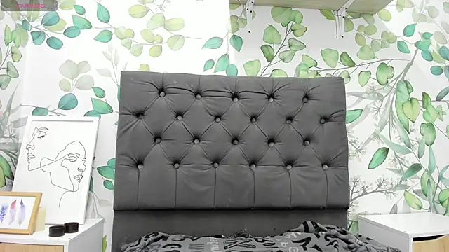 atilanadiaz7 online show from March 21, 2025, 5:23 pm