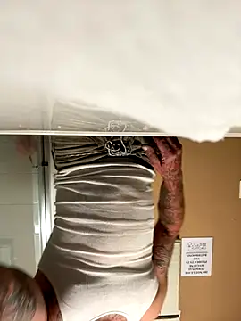 Snapshot of Crackkers chatting on December 2, 2025, 5:46 am Crackkers online show from December 2, 2025, 5:46 am