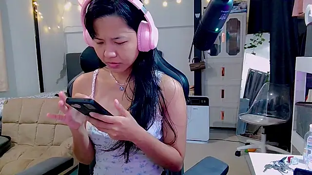 Snapshot of Kana_G chatting on February 18, 2025, 4:15 am Kana G online show from February 18, 2025, 4:15 am