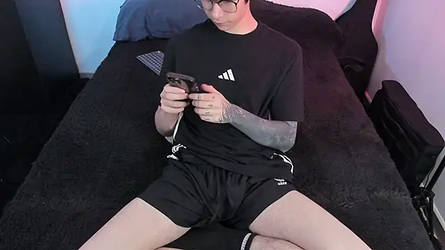 Snapshot of Aventure_Twinks chatting on December 2, 2025, 4:24 pm Aventure Twinks online show from December 2, 2025, 4:24 pm