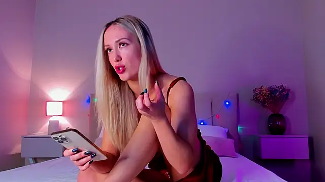 VikkiLustfull online show from January 8, 2025, 3:17 pm