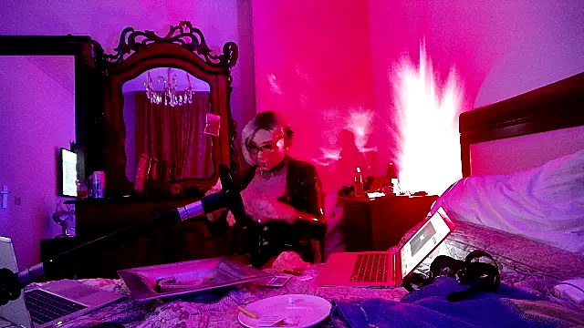 Snapshot of CharlotteVixxens chatting on October 2, 2025, 11:56 pm CharlotteVixxens online show from October 2, 2025, 11:56 pm