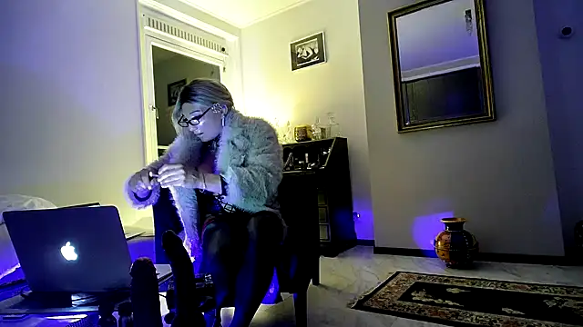 Snapshot of CharlotteVixxens chatting on December 2, 2025, 11:00 pm CharlotteVixxens online show from December 2, 2025, 11:00 pm