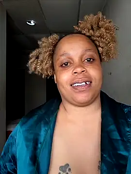 Snapshot of THESHORTQUEEN chatting on November 4, 2025, 8:35 am THESHORTQUEEN online show from November 4, 2025, 8:35 am