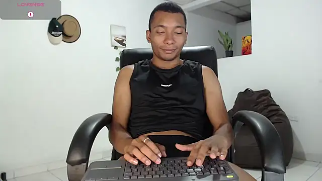 Snapshot of Aaronblack1_ chatting on September 18, 2025, 8:38 am Aaronblack1 online show from September 18, 2025, 8:38 am