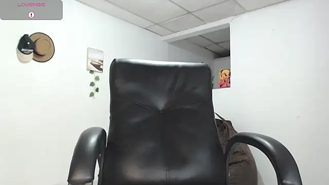 Snapshot of Aaronblack1_ chatting on September 22, 2025, 1:51 am Aaronblack1 online show from September 22, 2025, 1:51 am