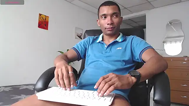 Snapshot of Aaronblack1_ chatting on November 30, 2025, 2:43 pm Aaronblack1 online show from November 30, 2025, 2:43 pm