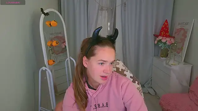 Snapshot of LovelyJessie chatting on October 29, 2025, 4:20 pm LovelyJessie online show from October 29, 2025, 4:20 pm