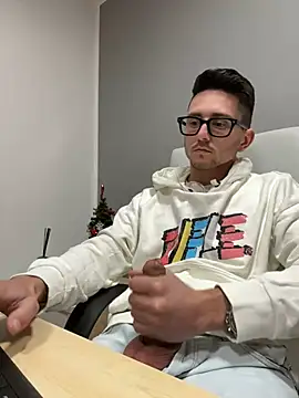 Snapshot of masterboss_ chatting on December 15, 2024, 5:31 pm masterboss online show from December 15, 2024, 5:31 pm