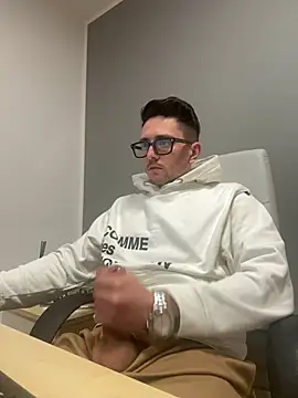 Snapshot of masterboss_ chatting on January 19, 2025, 6:32 pm masterboss online show from January 19, 2025, 6:32 pm