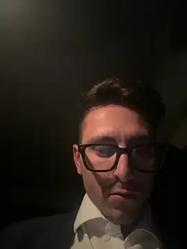 Snapshot of masterboss_ chatting on October 21, 2025, 7:36 pm masterboss online show from October 21, 2025, 7:36 pm