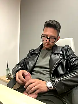 Snapshot of masterboss_ chatting on November 2, 2025, 6:10 pm masterboss online show from November 2, 2025, 6:10 pm