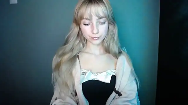 LuciaYoung online show from December 2, 2025, 1:17 pm