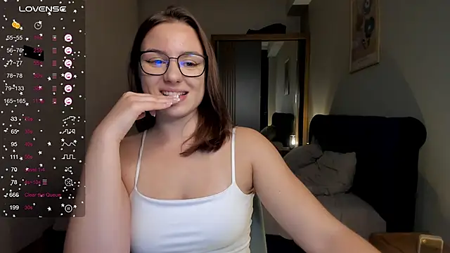 Snapshot of ThreeshaWhite chatting on November 13, 2025, 5:56 pm ThreeshaWhite online show from November 13, 2025, 5:56 pm