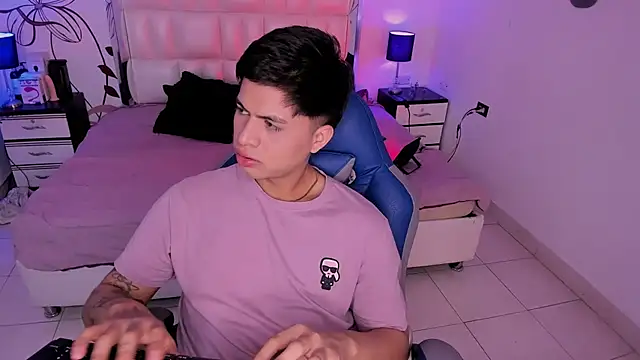 Snapshot of Niicky1_ chatting on December 20, 2024, 9:06 pm Niicky1 online show from December 20, 2024, 9:06 pm