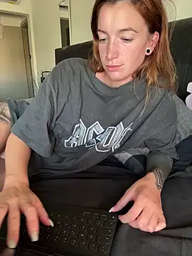 Laurahorney xo online show from September 12, 2025, 8:25 am