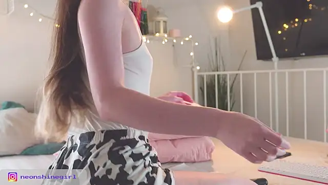 NeonShine online show from November 26, 2025, 6:03 am